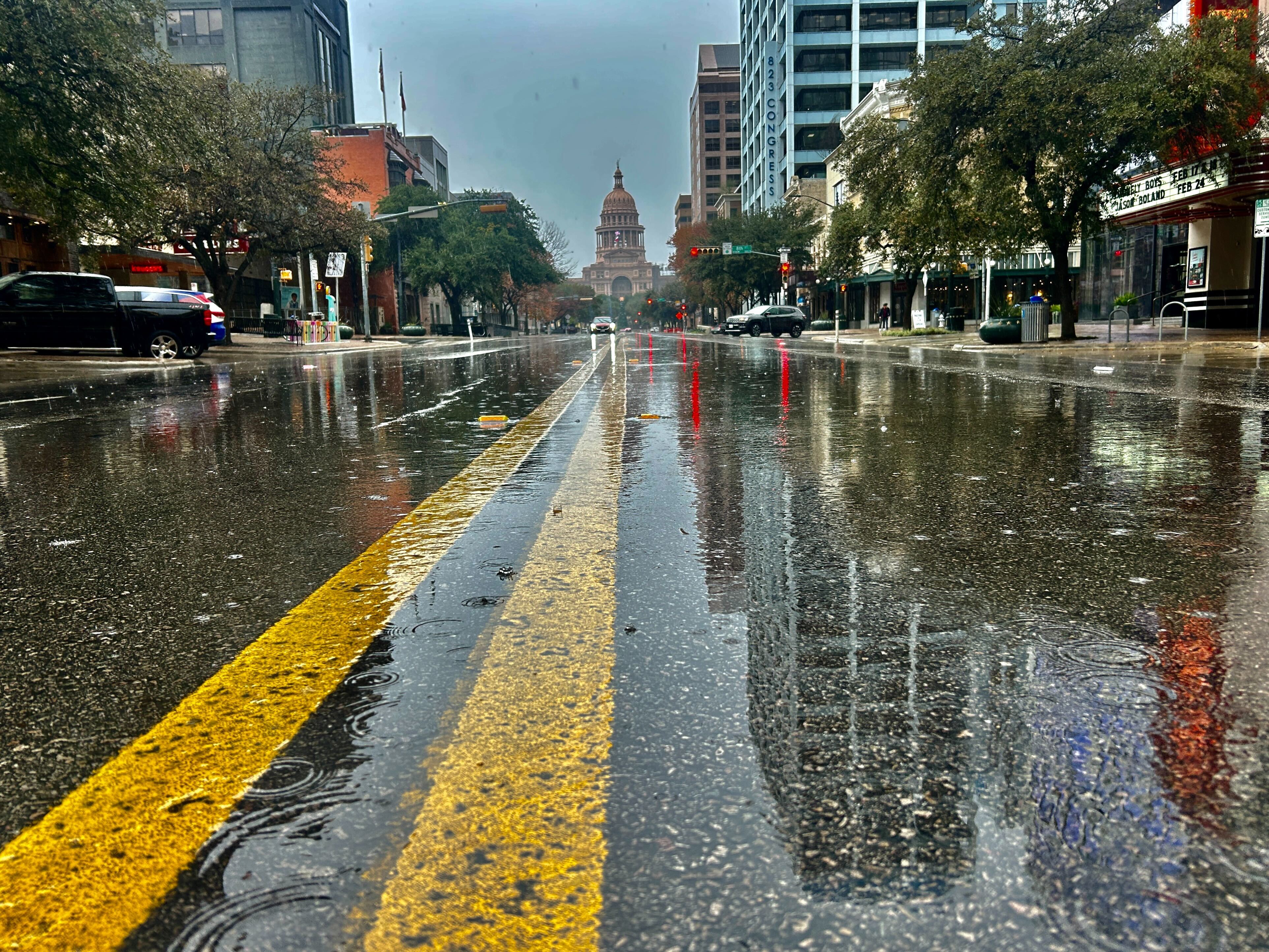 Rain falling on Congress Avenue in Austin, Texas, on Jan. 2, 2024. (KXAN Photo/Frank Martinez)